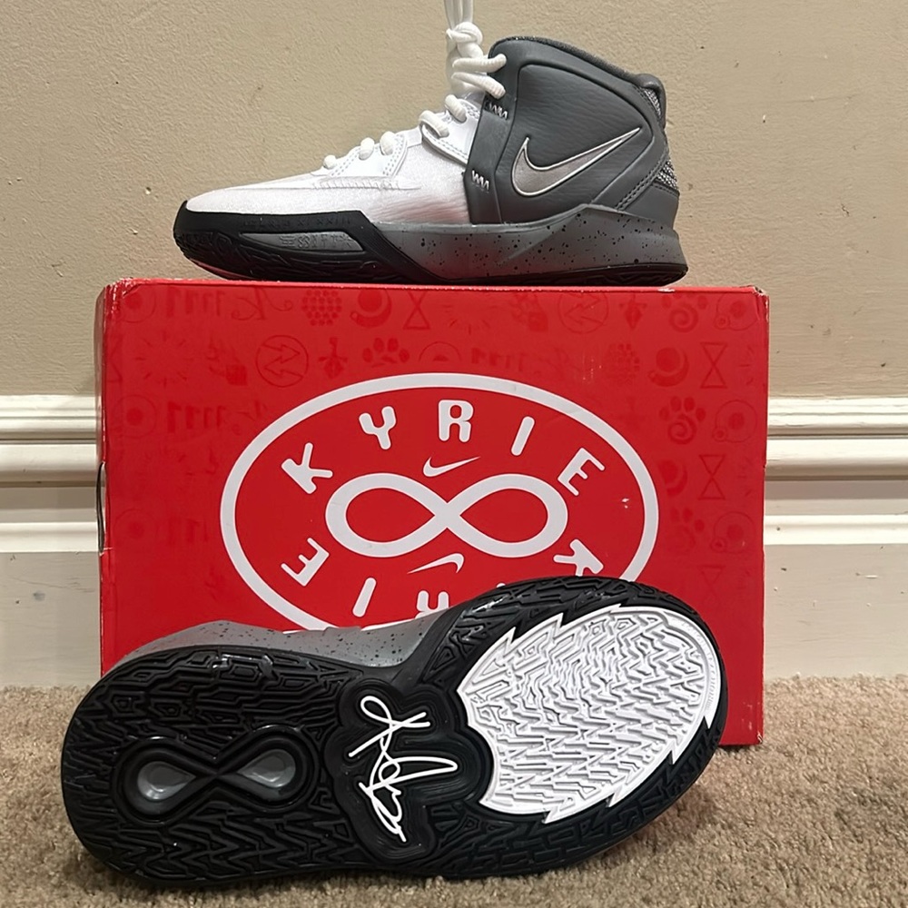 NEW IN BOX - Nike Kids Kyrie 8 SE white/chrome/smoke grey/black sz 4.5 Big Kid